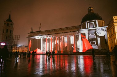VILNIUS, LITHUANIA - 25 HAZİRAN 2023: Litvanya 'nın Eski Kenti Vilnius Işık Festivali sırasında çeşitli renklerle aydınlatılan sahne ışığı tesisleri.