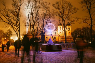 VILNIUS, LITHUANIA - 25 HAZİRAN 2023: Litvanya 'nın Eski Kenti Vilnius Işık Festivali sırasında çeşitli renklerle aydınlatılan sahne ışığı tesisleri.