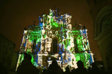 VILNIUS, LITHUANIA - 25 HAZİRAN 2023: Litvanya 'nın Eski Kenti Vilnius Işık Festivali sırasında çeşitli renklerle aydınlatılan sahne ışığı tesisleri.