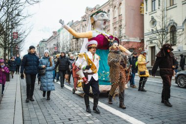 VILNIUS, LITHUANIA - 21 Şubat 2023: Paskalya 'dan önce Litvanya' da her yıl düzenlenen bir halk festivali olan Uzgavenes 'i kutlayan yüzlerce insan. Geleneksel maskeler ve kostümler giyen katılımcılar.