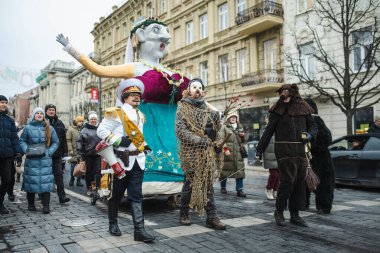 VILNIUS, LITHUANIA - 21 Şubat 2023: Paskalya 'dan önce Litvanya' da her yıl düzenlenen bir halk festivali olan Uzgavenes 'i kutlayan yüzlerce insan. Geleneksel maskeler ve kostümler giyen katılımcılar.