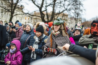 VILNIUS, LITHUANIA - 21 Şubat 2023: Paskalya 'dan önce Litvanya' da her yıl düzenlenen bir halk festivali olan Uzgavenes 'i kutlayan yüzlerce insan. Geleneksel maskeler ve kostümler giyen katılımcılar.