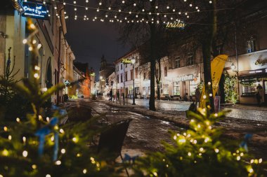 VILNIUS, LITHUANIA - 23 ARALIK 2022: Noel için süslenmiş Vilnius Eski Kasabasının dar sokakları. Litvanya 'nın başkentinde Noel ve Yeni Yıl Kutlaması.