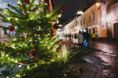 VILNIUS, LITHUANIA - 23 ARALIK 2022: Noel için süslenmiş Vilnius Eski Kasabasının dar sokakları. Litvanya 'nın başkentinde Noel ve Yeni Yıl Kutlaması.