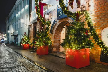 VILNIUS, LITHUANIA - 23 ARALIK 2022: Noel için süslenmiş Vilnius Eski Kasabasının dar sokakları. Litvanya 'nın başkentinde Noel ve Yeni Yıl Kutlaması.