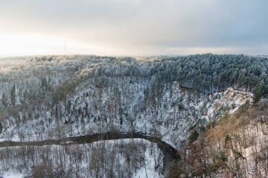 Vilnia nehrinin ve karın havadan görünüşü, Litvanya 'nın en yüksek maruz kaldığı yer olan Vilnius' taki jeolojik Puckoriai oluşumunu kapsıyordu. Soğuk kış günü.