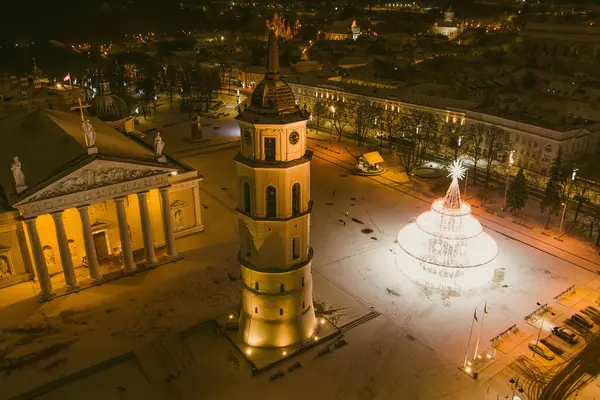 Красивый Вид Воздуха Украшенную Освещенную Елку Соборной Площади Ночью Вильнюсе — стоковое фото