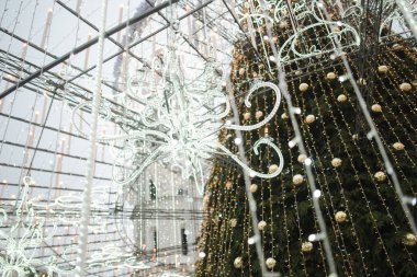 Litvanya, Vilnius Katedral Meydanı 'ndaki güzel dekore edilmiş Noel ağacının detayları.