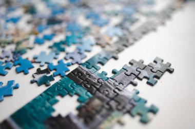 Evde yapboz oynuyorum. Oturma odasındaki yapboz parçalarını birleştirmek. Eğlenceli aile eğlencesi..