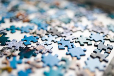 Evde yapboz oynuyorum. Oturma odasındaki yapboz parçalarını birleştirmek. Eğlenceli aile eğlencesi..