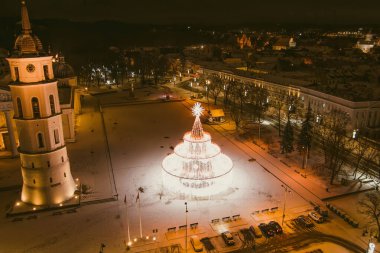 Vilnius 'taki Katedral Meydanı' ndaki süslü ve aydınlık Noel ağacının güzel hava manzarası. Litvanya 'nın başkentinde Noel ve Yeni Yıl Kutlaması.