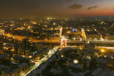 Vilnius 'un aydınlık iş bölgesinin güzel akşam manzarası. Litvanya 'nın başkentinde kış günbatımı manzarası.
