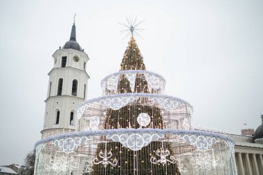 Litvanya, Vilnius Katedral Meydanı 'ndaki güzel dekore edilmiş Noel ağacının detayları.