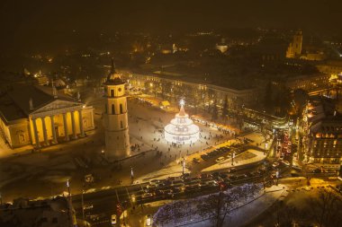 Vilnius 'taki Katedral Meydanı' ndaki süslü ve aydınlık Noel ağacının güzel hava manzarası. Litvanya 'nın başkentinde Noel ve Yeni Yıl Kutlaması.