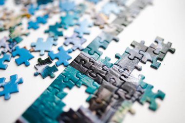 Evde yapboz oynuyorum. Oturma odasındaki yapboz parçalarını birleştirmek. Eğlenceli aile eğlencesi..