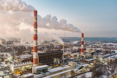 Isıtma tesisi ve termal santralin havadan görüntüsü. Şehrin bölgesel ısıtma ve elektrik üretimi için modern enerji santralinin birleşimi. Yukarıdan sanayi bölgesi, Vilnius, Litvanya.