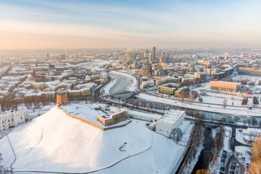 Kışın güneşli ve güneşli Vilnius şehri manzarası. Hava erken akşam görüntüsü. Litvanya 'nın Vilnius kentindeki kış manzarası.
