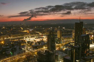 Vilnius 'un aydınlık iş bölgesinin güzel akşam manzarası. Litvanya 'nın başkentinde kış günbatımı manzarası.