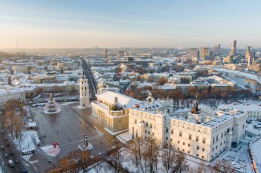 Kışın güneşli ve güneşli Vilnius şehri manzarası. Katedral meydanındaki Noel ağacı. Hava erken akşam görüntüsü. Litvanya 'nın Vilnius kentindeki kış manzarası.