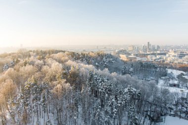 Kışın güneşli ve güneşli Vilnius şehri manzarası. Hava erken akşam görüntüsü. Litvanya 'nın Vilnius kentindeki kış manzarası.