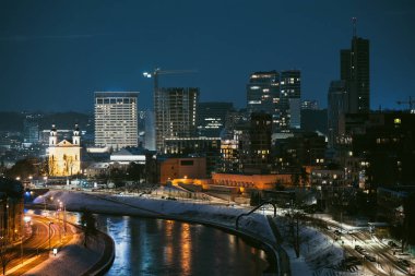 Vilnius 'un aydınlık iş bölgesinin güzel akşam manzarası. Litvanya 'nın başkentinde kış günbatımı manzarası.