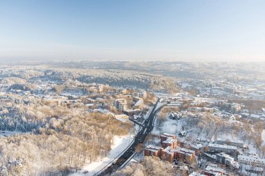 Kışın güneşli ve güneşli Vilnius şehri manzarası. Hava erken akşam görüntüsü. Litvanya 'nın Vilnius kentindeki kış manzarası.