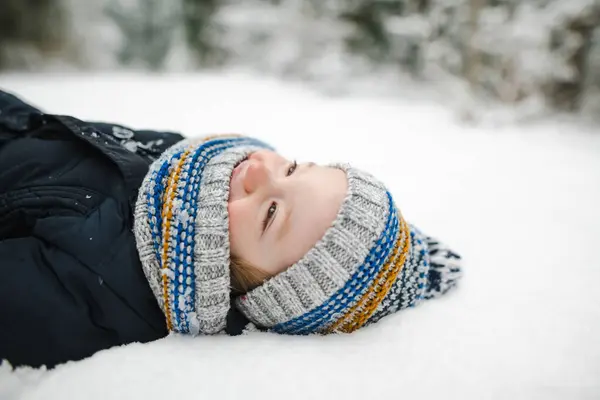 아기는 겨울날 눈덮인 소나무 산책하며 재미있게 아이들은 자연을 합니다 어린아이들을 — 스톡 사진
