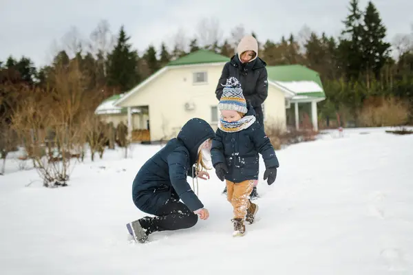 Αξιολάτρευτο Αγοράκι Και Μεγαλύτερες Αδελφές Του Διασκεδάζουν Μια Αυλή Χιονισμένη — Φωτογραφία Αρχείου