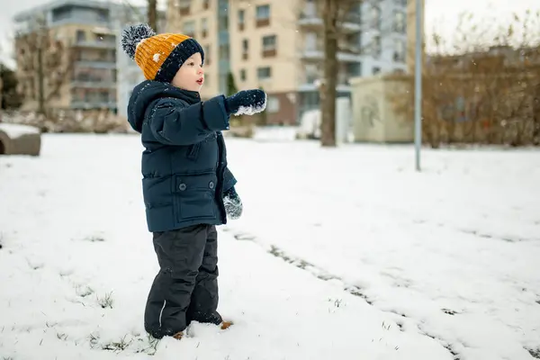 Tatlı Çocuk Karlı Bir Kış Gününde Şehirde Eğleniyor Karda Oynayan — Stok fotoğraf