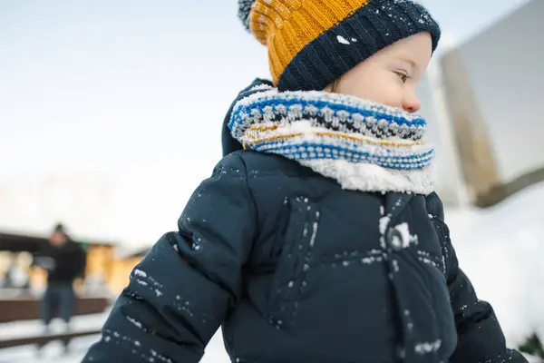 Очаровательный Малыш Веселится Городе Снежный Зимний День Милый Ребенок Теплой — стоковое фото