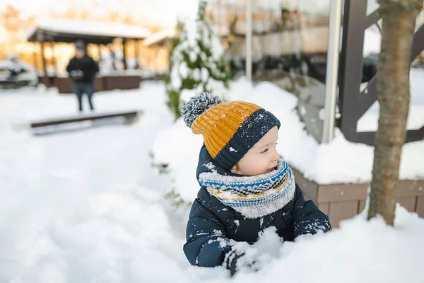 Suloinen Lapsi Poika Pitää Hauskaa Kaupungissa Lumisena Talvipäivänä Söpö Lapsi — kuvapankkivalokuva