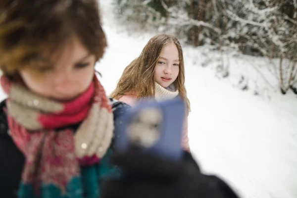 Αστείες Έφηβες Αδελφές Διασκεδάζουν Μια Βόλτα Στο Χιονισμένο Πευκοδάσος Την — Φωτογραφία Αρχείου