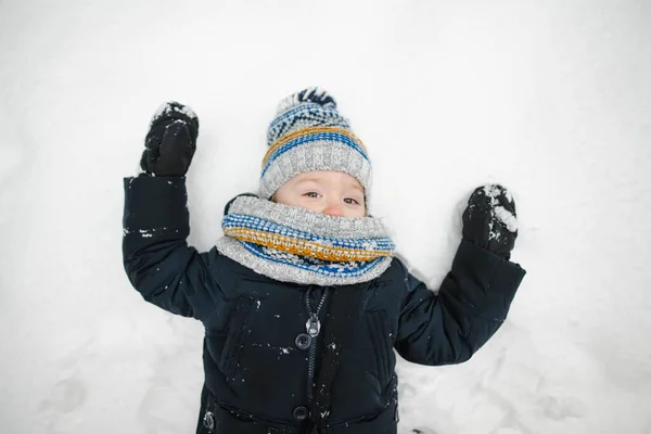 Tatlı Çocuk Serin Kış Günlerinde Karla Kaplı Bir Çam Ormanında — Stok fotoğraf