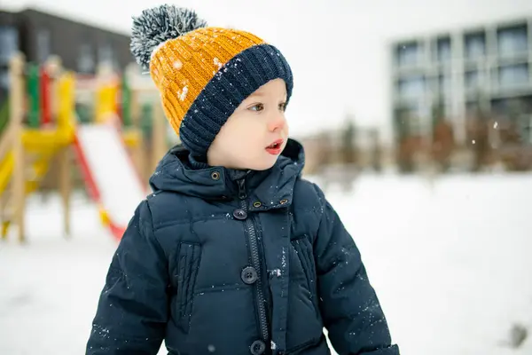Tatlı Çocuk Karlı Bir Kış Gününde Şehirde Eğleniyor Karda Oynayan — Stok fotoğraf