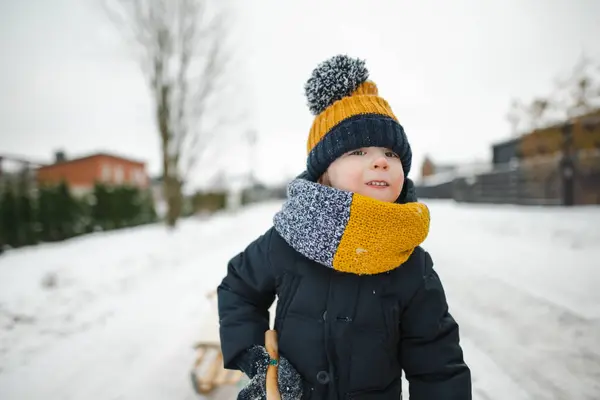 Tatlı Çocuk Kar Yağışlı Kış Gününde Arka Bahçede Eğleniyor Karda — Stok fotoğraf