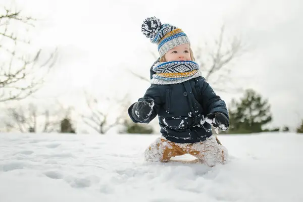 Αξιολάτρευτο Αγοράκι Που Διασκεδάζει Μια Αυλή Μια Χιονισμένη Χειμωνιάτικη Μέρα — Φωτογραφία Αρχείου
