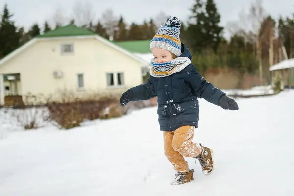 Tatlı Çocuk Kar Yağışlı Kış Gününde Arka Bahçede Eğleniyor Karda — Stok fotoğraf
