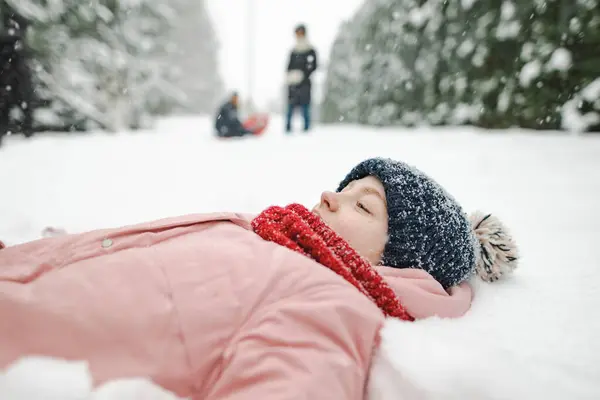 Χαριτωμένο Έφηβος Κορίτσι Που Διασκεδάζουν Μια Βόλτα Στο Χιόνι Καλύπτονται — Φωτογραφία Αρχείου