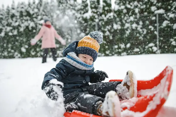 美しい冬の公園でスリーと楽しんでいるおかしい幼児の少年 雪の中で遊んでいるかわいい子 子供のための冬の活動 — ストック写真