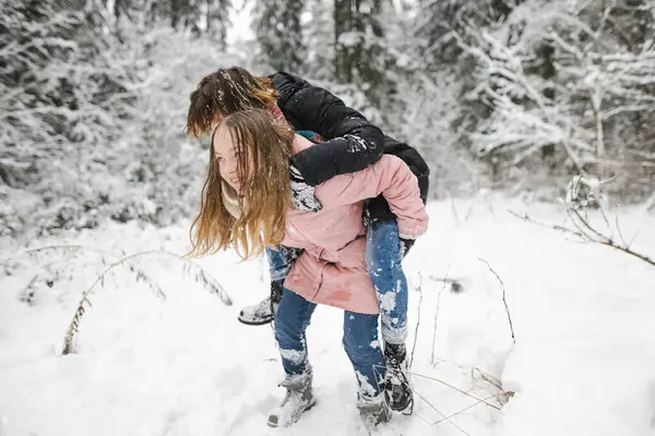 Забавные Сёстры Подростки Веселятся Прогулке Заснеженном Сосновом Лесу Холодный Зимний — стоковое фото