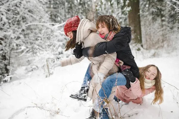 Funny Teen Sisters Mother Having Fun Walk Snow Covered Pine — Stock Photo, Image