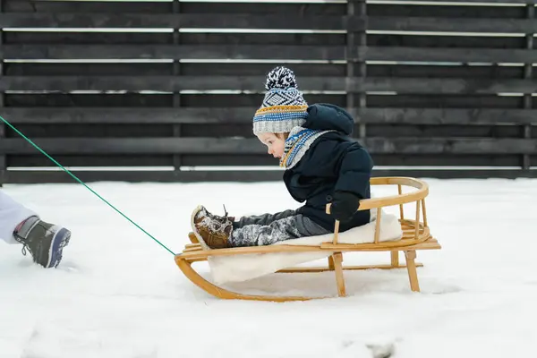 Zabawny Mały Chłopiec Bawiący Się Saniami Pięknym Parku Zimowym Słodkie — Zdjęcie stockowe