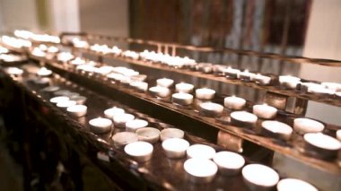 Vilnius Katedrali 'ndeki adak mumu standına yakın çekim. Geleneksel Cristian kilisesi iç mimarisi. Ruhani dua ritüelleri. Litvanya.