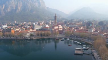 Lecco kasabası ve tatil köyünün güzel sabah manzarası. Lecco kasabasının ünlü Como Gölü ve Bergamo Alpleri arasında bulunan Picturesque rıhtımı. İtalya 'da tatil beldesi.