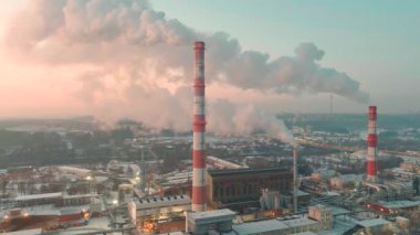 Isıtma tesisi ve termal santralin havadan görüntüsü. Şehrin bölgesel ısıtma ve elektrik üretimi için modern enerji santralinin birleşimi. Yukarıdan sanayi bölgesi, Vilnius, Litvanya.