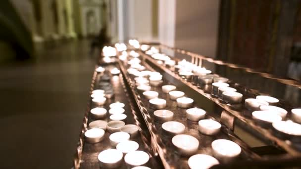 Bougie Votive Vue Rapprochée Dans Cathédrale Vilnius Église Chrétienne Intérieur Séquence Vidéo Libre De Droits