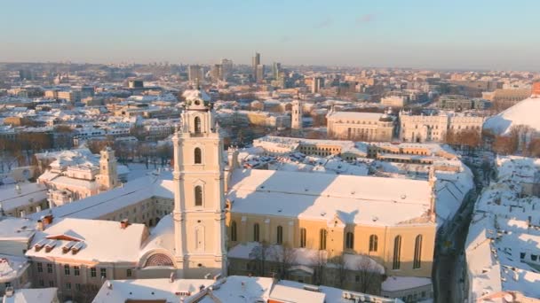 圣约翰教堂和塔楼的空中轨道图 后期巴洛克风格 美丽的阳光明媚的维尔纽斯市冬季风景 空中夜景 立陶宛维尔纽斯冬季城市风景 — 图库视频影像