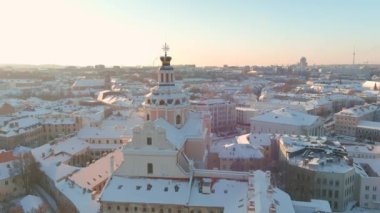 St. Casimir Kilisesi 'nin havadan görünüşü. Şehrin en eski barok kilisesi, Cizvitler tarafından inşa edilmiş. Güzel güneşli kış eski kasaba manzarası. Litvanya, Vilnius 'taki hava erken kış şehri manzarası.
