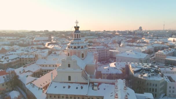 圣卡西米尔教堂的空中景观 城里最古老的巴洛克教堂 由耶稣会建造 美丽的阳光普照的冬天 立陶宛维尔纽斯冬季城市的空中自然景观 — 图库视频影像