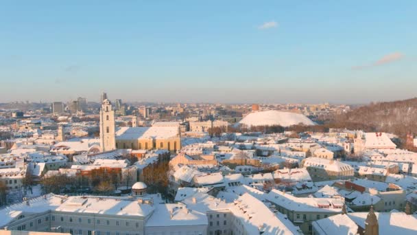 冬の美しい晴れたヴィリニュスの街のシーン 空中からの夜景 リトアニアのヴィリニュスの冬の都市風景 — ストック動画